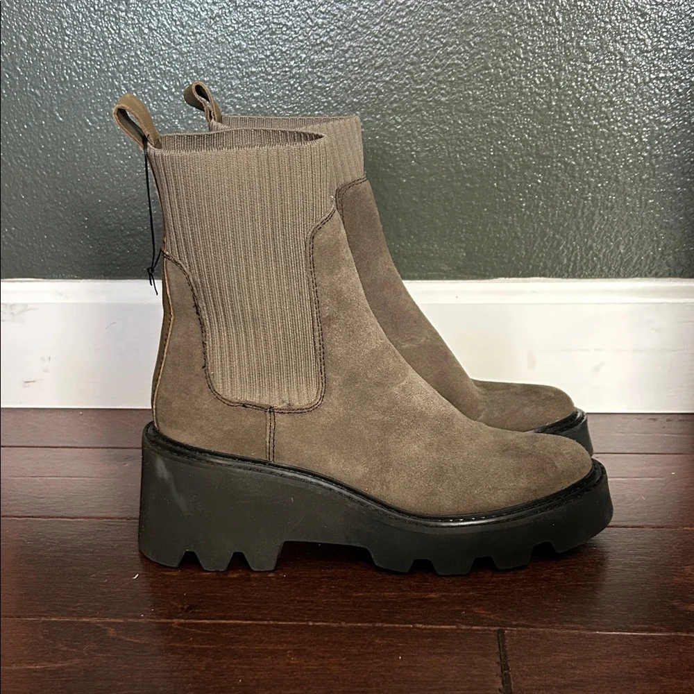 Never worn Dolce Vita Women's Hoven H2o Fashion Boot 8.5